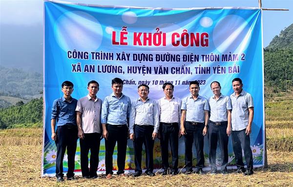 Công ty cổ phần thủy điện Thác Bà ủng hộ xây dựng đường điện cho thôn Mảm 2 xã An Lương huyện Văn Chấn tỉnh Yên Bái với số tiền trên 2,9 tỷ đồng